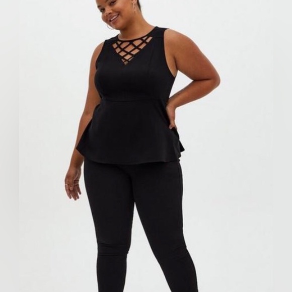 🆕👚AUCTION PRICE👩🏻‍⚖️ Cute Peplum Crepe Cage Front Top - Picture 2 of 5